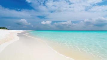 skön sandig strand med vit sand och rullande lugna Vinka av turkos hav på solig dag på bakgrund vit moln i blå himmel. färgrik perfekt panorama- naturlig landskap. foto