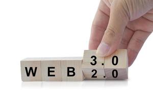 företag hand flip trä kub förändra de ord webb 2,0 till webb 3.0 på vit bakgrund. företag, teknologi och webb 3.0 begrepp. foto