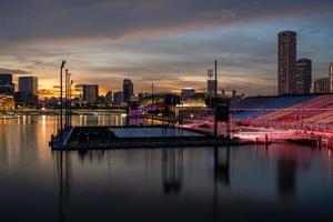 landskap se av singapore företag distrikt och stad på skymning. singapore stadsbild på skymning byggnad runt om marina bukt. foto