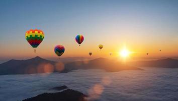 färgrik varm luft ballonger flygande ovan berg på soluppgång himmel bakgrund. resa naturlig bakgrund. foto