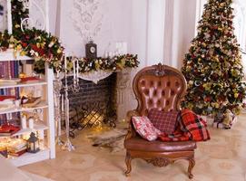 klassisk interiör rum dekorerad i jul stil med jul träd. foto