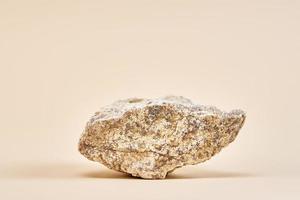 naturlig granit sten på beige bakgrund foto