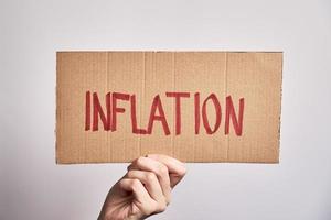 värld inflation begrepp. kvinna håll ark med ord inflation foto