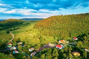 antenn se av landsbygden område med by och bergen foto