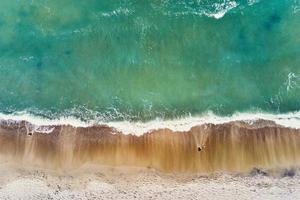 kustlinje med blå hav vågor och sand strand, topp se foto