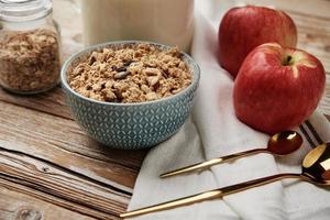morgon- frukost med granola på trä- bakgrund foto