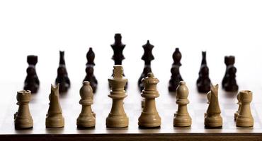 en schack styrelse asnd bitar mot vit bakgrund foto
