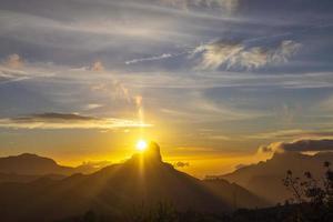 de roque nublo i gran kanaria, kanariefågel öar under solnedgång med Fantastisk abstrakt färger foto