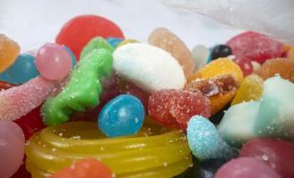 en makro samling av färgrik godis och konfektyr, foto
