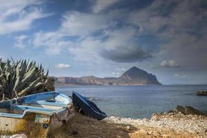 san vito lo capo med fiske båt, i Sicilien, Italien foto