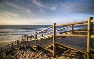 trä- steg till vild strand, portugal foto