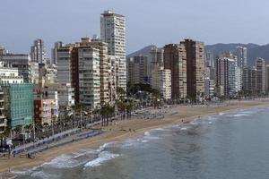 de kust och hög stiga horisont av benidorm foto