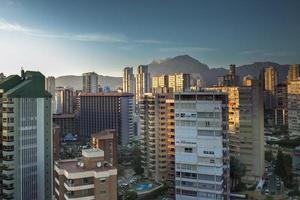 de kust och hög stiga horisont av benidorm foto