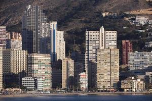 de kust och hög stiga horisont av benidorm foto