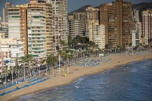 de kust och hög stiga horisont av benidorm foto