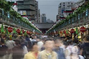 fullt med folk marknadsföra i tokyo foto