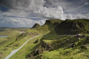 skön quiraing räckvidd av bergen i ö av skye, skottland foto