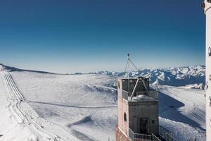 åka skidor backe och snö täckt vinter- berg. matter är en berg i de pennine alps på de gräns mellan schweiz och Italien. topp av de matter glaciär paradis. foto