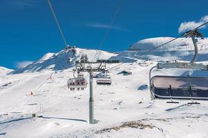 skön se av gornergrat, zermatt, matter åka skidor tillflykt i schweiz med kabel- stol hiss transport. åka skidor hissar i schweiz. vinter- högtider. foto