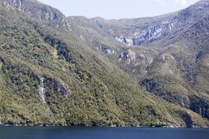 fjordland nationell parkera brant bergig kustlinje foto