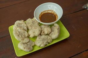 stänga upp Foto av cireng traditionell mat av Sundanesiska väst java. friterad mjöl med traditionell chili sås. de Foto är lämplig till använda sig av för indonesien traditionell mat bakgrund, mat affisch.