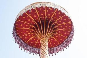 trött paraply guld ,konst thai , wat phra den där hariphunchai lamphun thailand foto