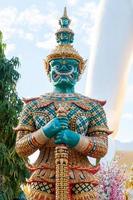 jätte staty wat phra den där doi kham på chiang mai, thai tempel nordlig thailand. foto