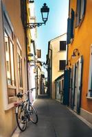 turistdistrikt i den gamla provinsstaden Caorle i Italien foto