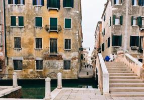 Venedig, Italien 2017 - turistvägar till de gamla Venedigs gator i Italien foto