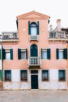 Venedig, Italien 2017 - turistvägar till de gamla Venedigs gator i Italien foto