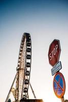 pariserhjul mot den blå himlen foto