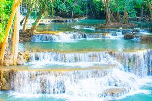 Fantastisk färgrik vattenfall i nationell parkera skog under vår, vackert djup skog i thailand, teknik lång exponering, under semester och koppla av tid. foto