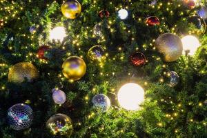 julgranskulor och ljus foto