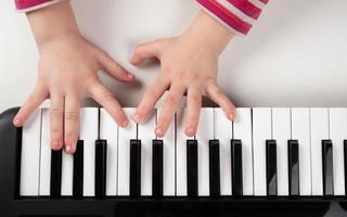 barn som spelar piano foto