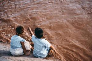 barn i kashgar, xinjiang spela lyckligt i de vatten foto