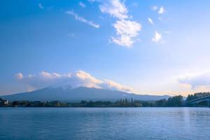 visningar av montera fuji och de skön Kawaguchiko sjö i japan foto