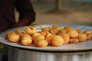 fusca chotpoti är populär gata mat av bangladesh och Indien. detta mat utseende tycka om chips.a vid vägkanten affär indisk bengali mat maträtt och pot.testy och lukrativ food.the maträtt består huvudsakligen av potatisar foto