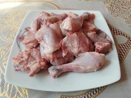 rå bitar kyckling kött i en tallrik foto
