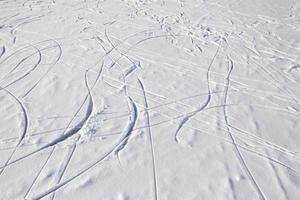 skridsko spår på is med snöig snö. vinter- bakgrund. foto