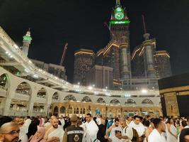 mecka, saudi Arabien, Mars 2023 - under de månad av ramadan, pilgrimer från Allt över de värld prestera tawaf runt om de kabah på de masjid al-haram i mecka.. foto