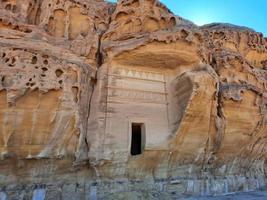 skön dagtid se av al hegra, madain saleh arkeologisk webbplats i al ula, saudi arabien. foto