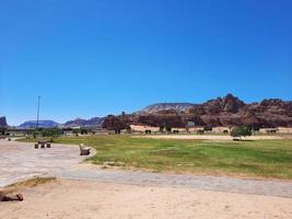 en skön dagtid se av en vinter- parkera i al ula, saudi arabien. de parkera är omgiven förbi gammal kullar. foto