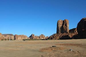 en skön dagtid se av en vinter- parkera i al ula, saudi arabien. de parkera är omgiven förbi gammal kullar. foto