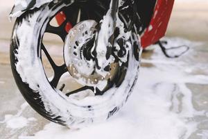 motorcykel tvätta på de bil vård affär foto