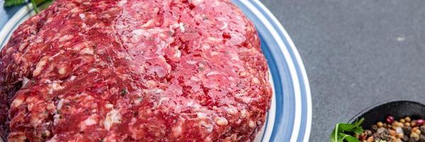 rå nötkött mald kött jord kött färsk redo till laga mat måltid mat mellanmål på de tabell kopia Plats mat foto