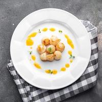 hav kammussla färsk skaldjur friterad måltid mat mellanmål på de tabell kopia Plats mat bakgrund foto