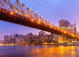 manhattan stad horisont stadsbild av ny york med drottning bro foto