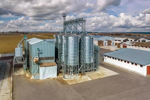 antenn panorama- se på agroindustriell komplex med silos och spannmål torkning linje foto