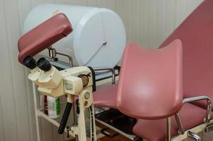 gynekolog stol och utrustning i närvarande klinik. foto