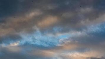 textur av ljus blå dramatisk molnig himmel. foto